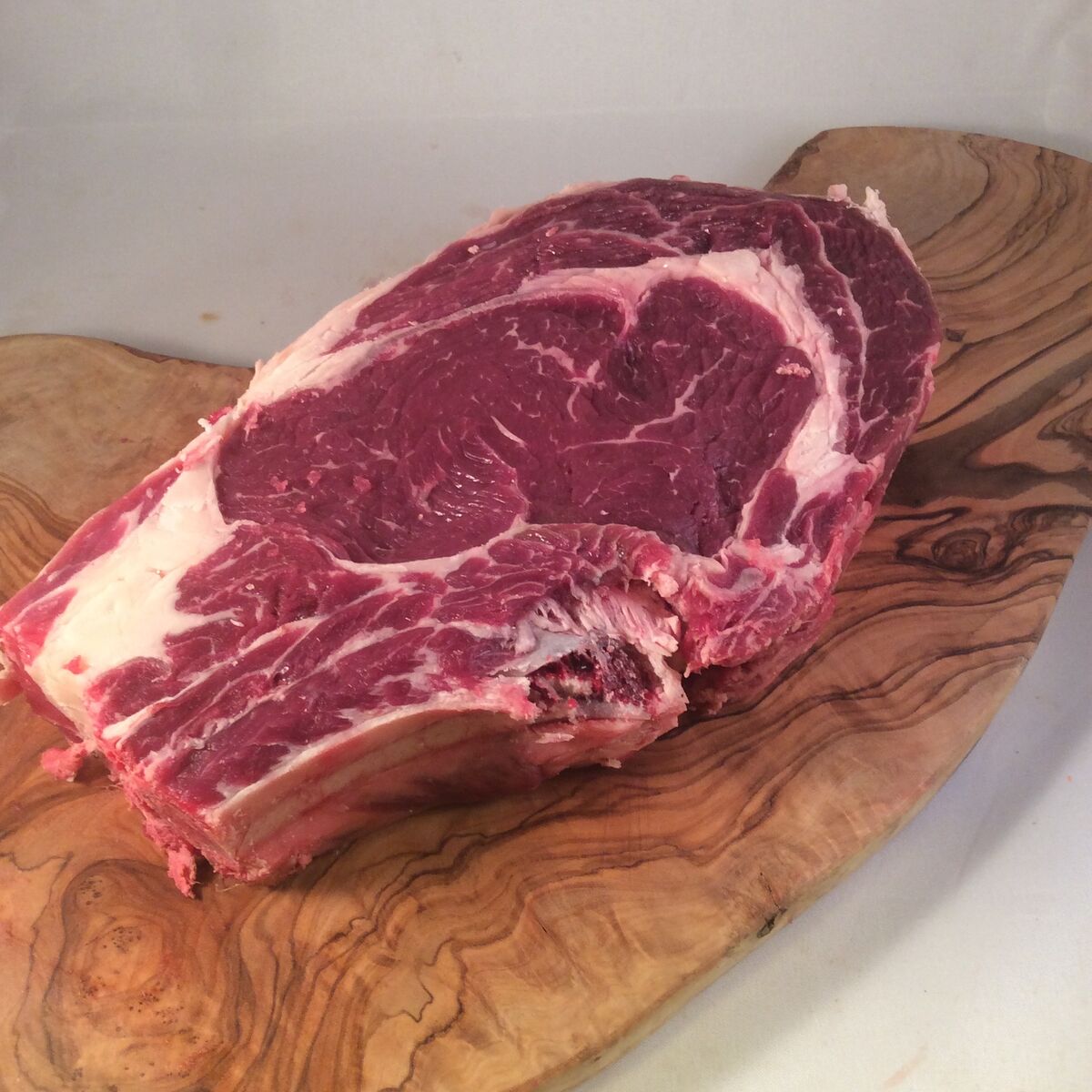 Côte de boeuf op een houten plank