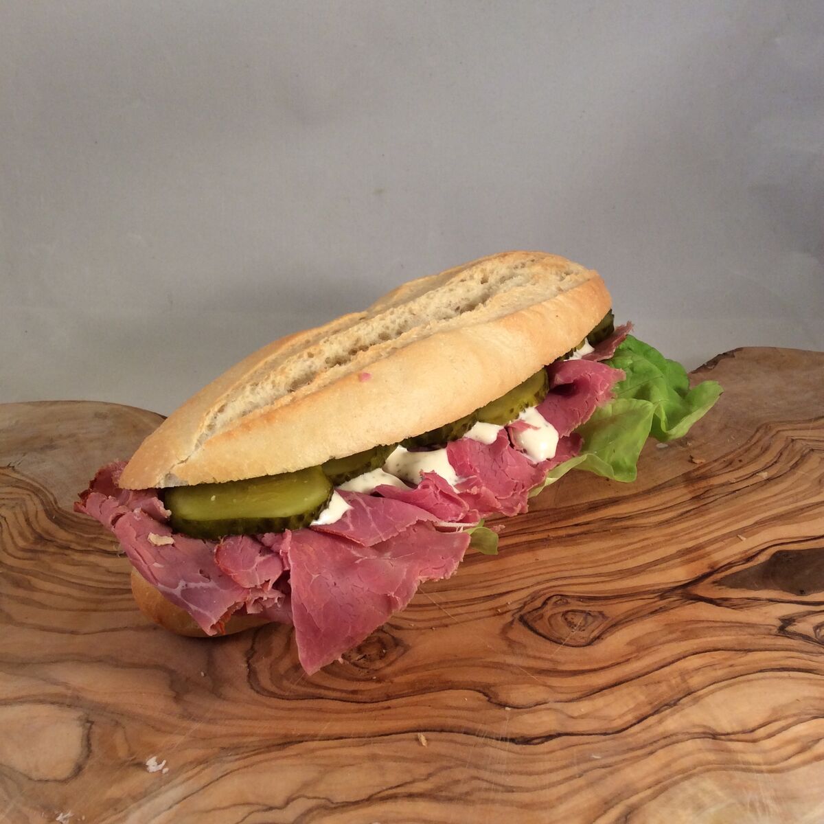 Broodje pastrami met augurk en sla