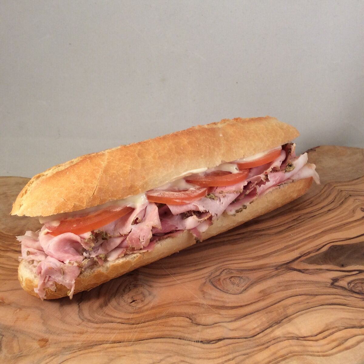 Broodje porchetta met tomaat