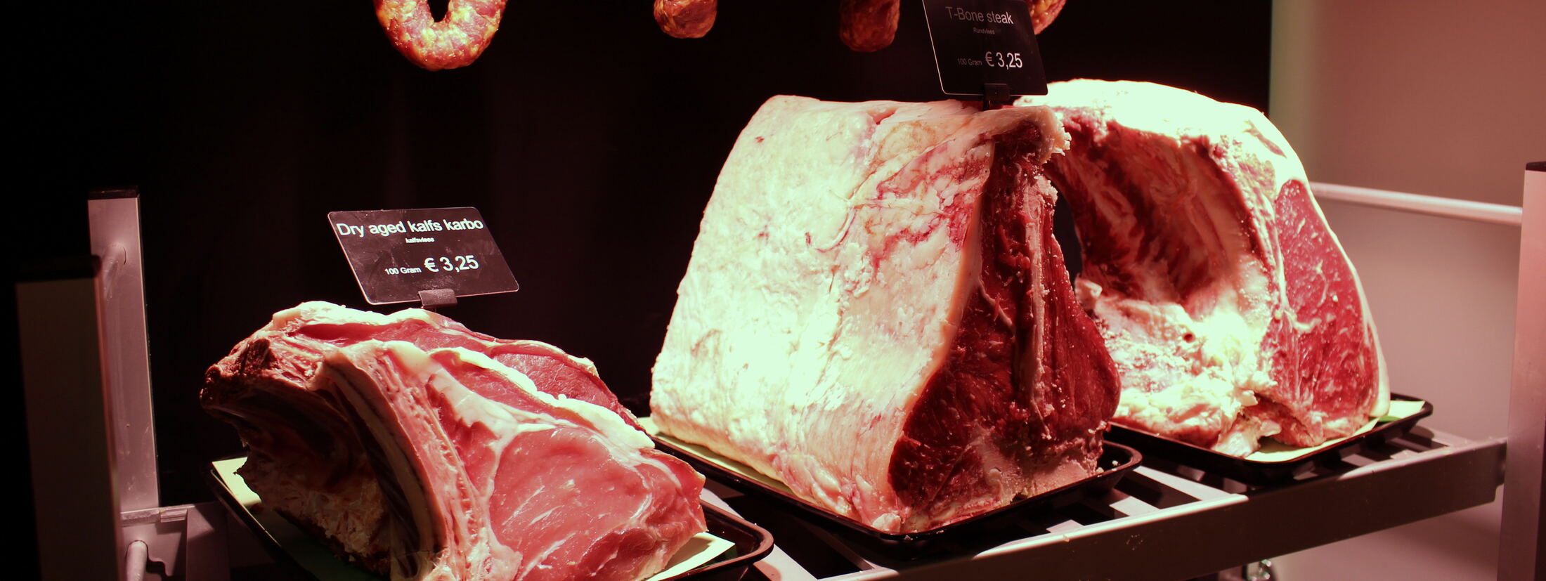 Dry aged vlees met het been eraan in de rijpingskast