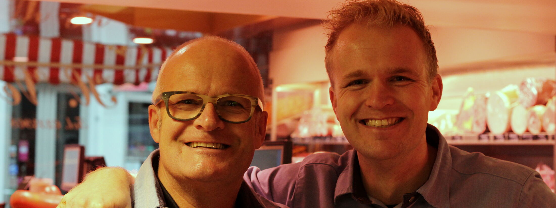 Huib en Rik Vet in de slagerij