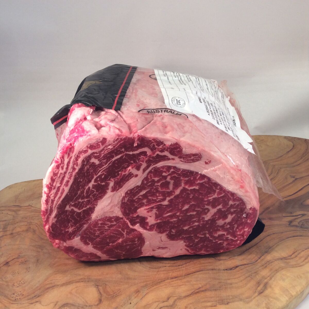 Gemarmerde ribeye op een olijfhouten plank