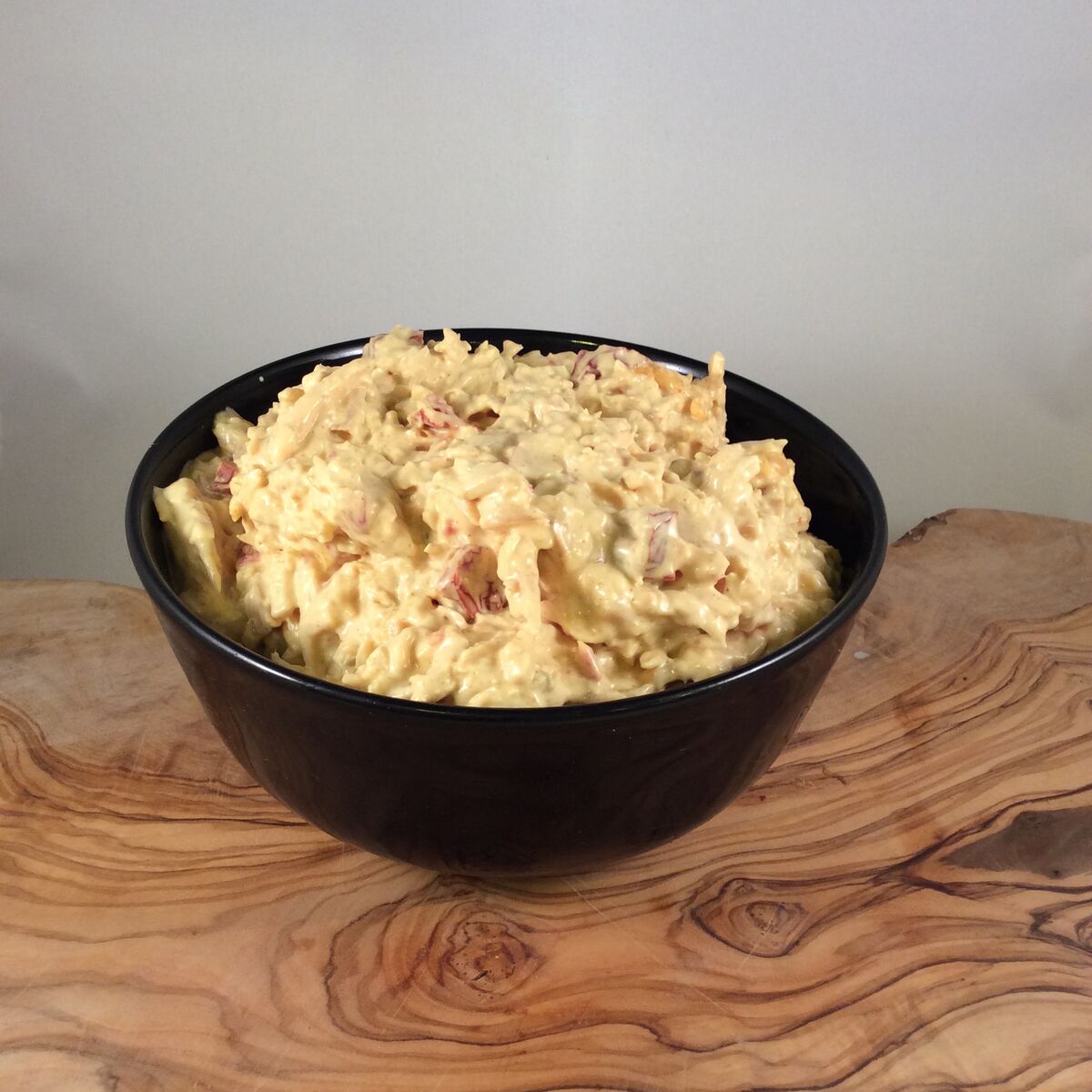 Huisgemaakte salade in een zwarte kom