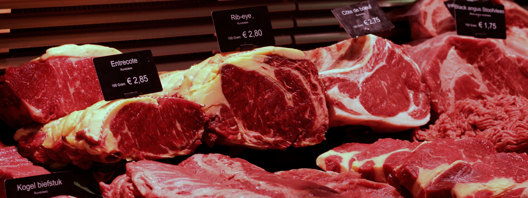 Entrecote, ribeye en côte de boeuf in de vitrine van Slagerij Vet