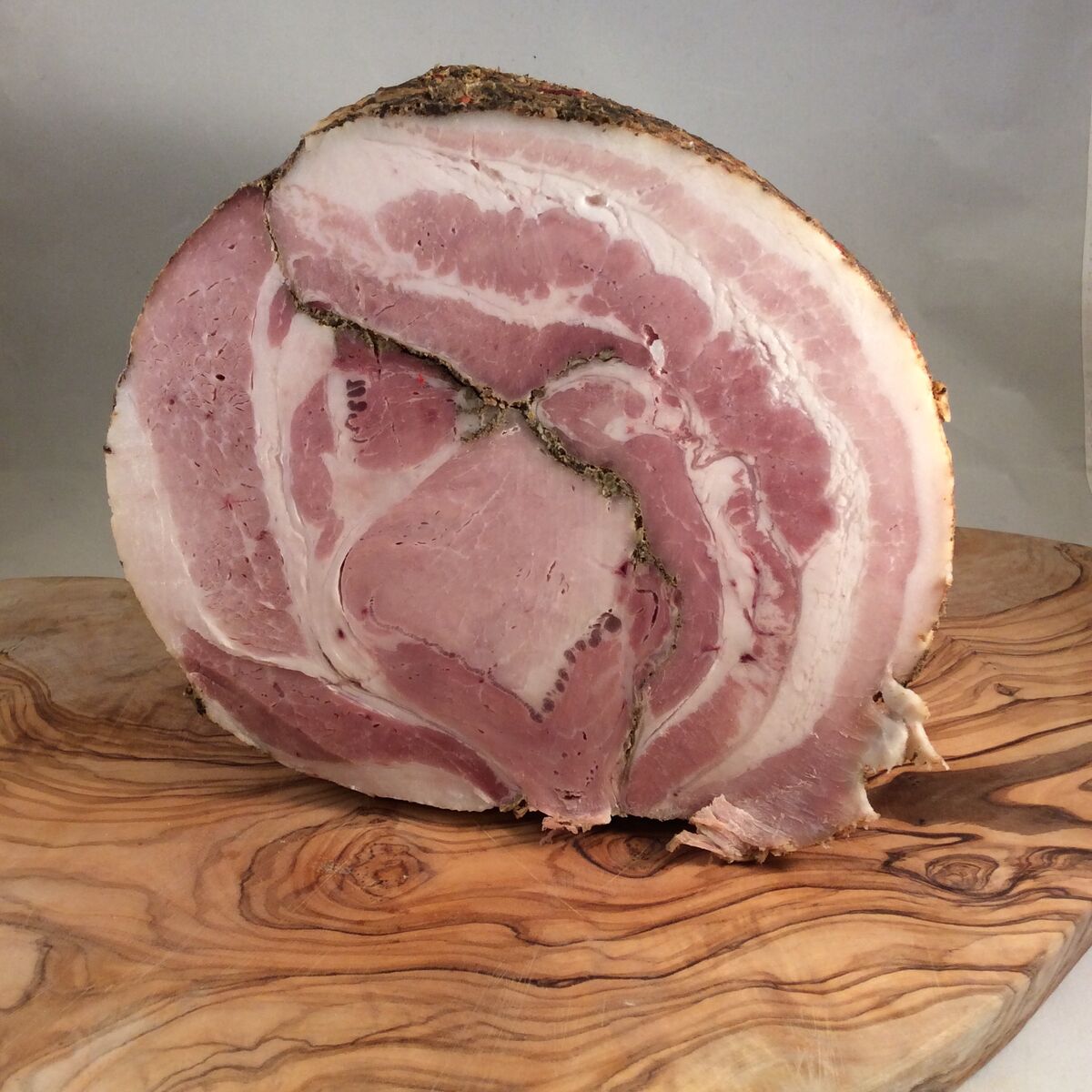Huisgemaakte porchetta op een houten plank